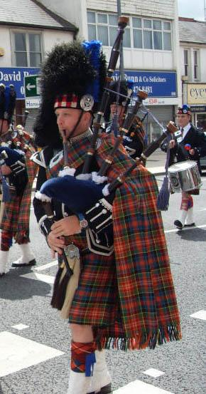 scottish bagpiper andy decomyn